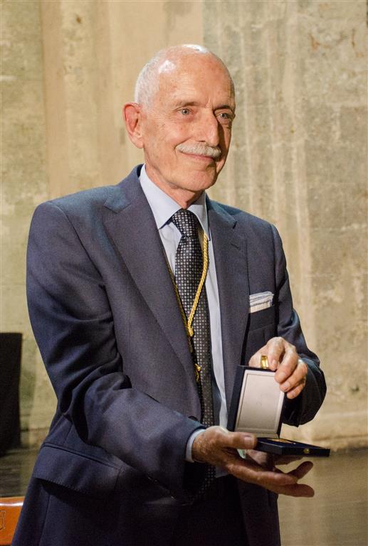 reconocimiento por el colegio universitario (Medium)