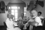 Ernest Hemingway (derecha) en una comida con su esposa y amigos en su casa 'La Vigía' en San Francisco de Paula, Cuba.