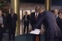 El presidente Barack Obama estampa su firma en el libro de visitante ilustres del Memorial José Martí