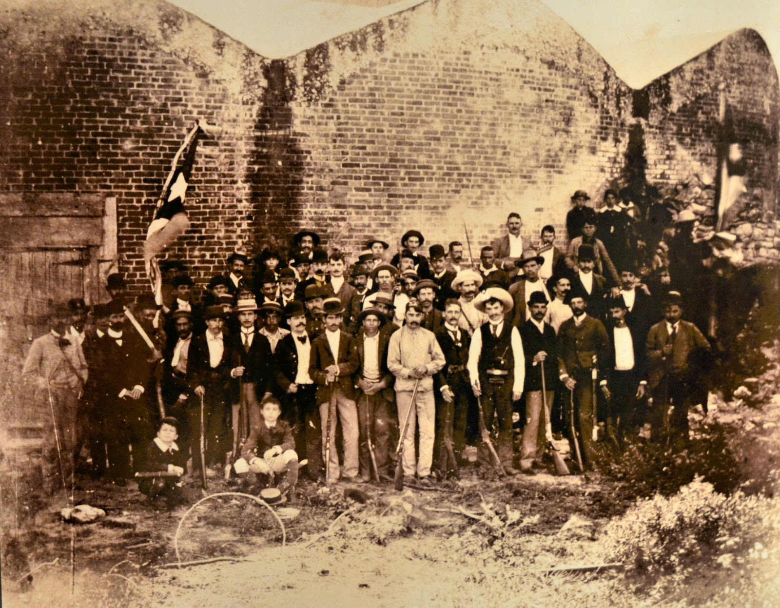 José_Martí_con_grupo_de_emigrados_cubanos_en_el_antiguo_fuerte_Martello_Tower_en_Cayo_hueso,_Estados_Unidos_1893 (2)