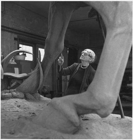 Anna Huntington mientras esculpía la estatua de José Martí