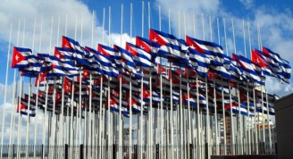 El “Monte de las banderas” frente a la Embajada de los Estados Unidos, en La Habana. Foto: Cubadebate