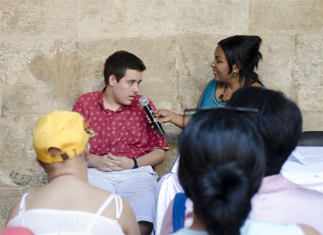 fotografo habla en la inauguración (Medium)