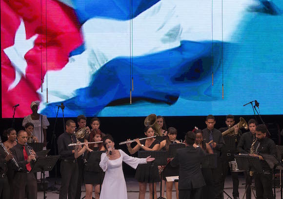 Gala dedicada a Girón y al VII Congreso del Partido: Bárbara Llanes interpreta “El Mambí”. Foto: Ismael Francisco/ Cubadebate