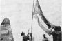 Momento en que la escultora Jilma Madera
izaba en el pico Turquino la bandera donada
por la asociación. Foto tomada de Revista de la Biblioteca Nacional de Cuba José Martí