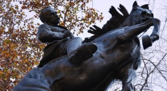 La última gran estatua ecuestre concebida por Hyatt a sus 82 años (18.5 pies), se dedicó como un regalo del pueblo de Cuba al pueblo de los Estados Unidos. Comparte una plazuela del área sur del Parque Central con los monumentos consagrados a Simón Bolívar y José de San Martín en el inicio de la Avenida de las Américas. Foto: Magda Resik