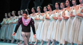 Yanni-Garcia-y-el-cuerpo-de-baile-del-Ballet-de-Camagüey