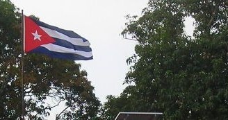 La acción del viento se hace visible al soplar sobre la bandera