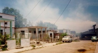 El viento en la ciudad distribuye los contaminantes emitidos por las chimeneas de las fábricas y el transporte