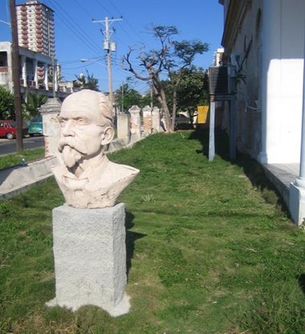 Busto (Small)
