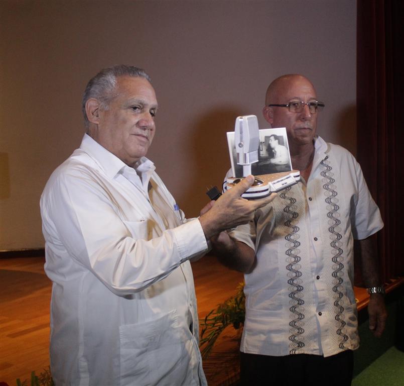 Entrega de reconomiento a Fidel (Medium)