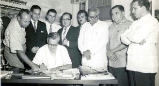 1959-Ernesto Lecuona firma el contrato en que autoriza el rodaaje de la película Malagueña (Small)