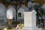 El Presidente cubano ante el busto de bronce donde descansan parte de los restos de García Márquez. Foto: Estudios Revolución