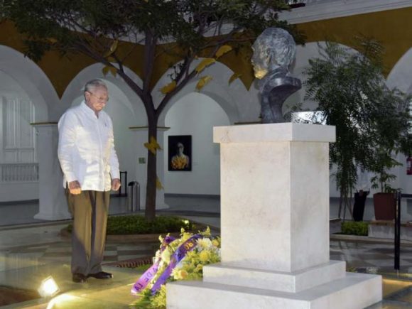 El Presidente cubano ante el busto de bronce donde descansan parte de los restos de García Márquez. Foto: Estudios Revolución