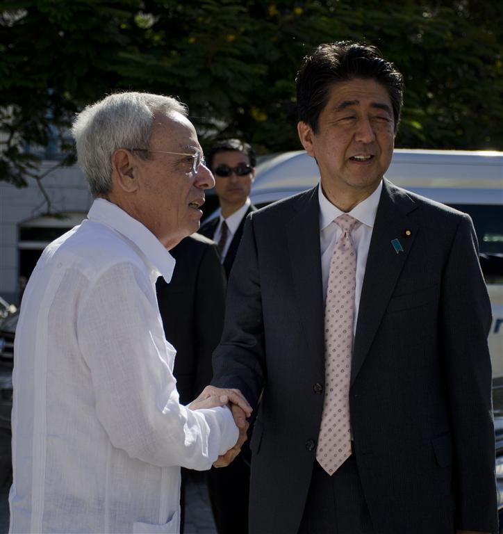 leal se despide del presidente de japon (Medium)