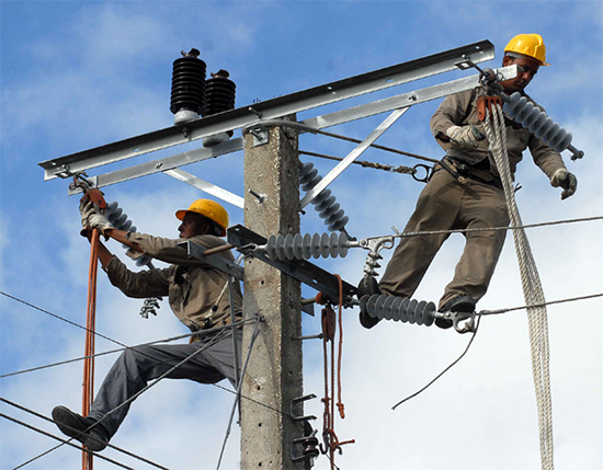 Trabajadores del sector eléctrico de diversas provincias del país prestan ayuda a Oriente. Foto: Miguel Rubiera 