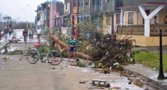 Mayores daños materiales en #Baracoa después de #HuracanMatthew: tendido eléctrico y telefónico y cubierta de viviendas Hablan las #imágenes