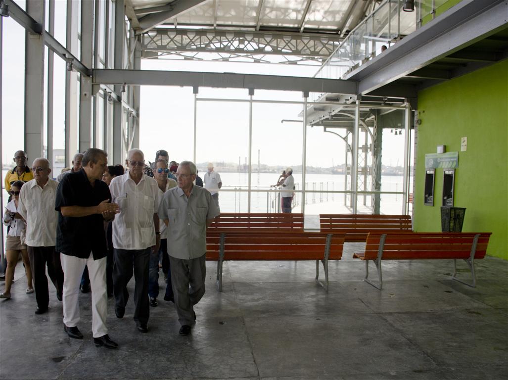 leal recorre las obra con visitantes 3 (Medium)