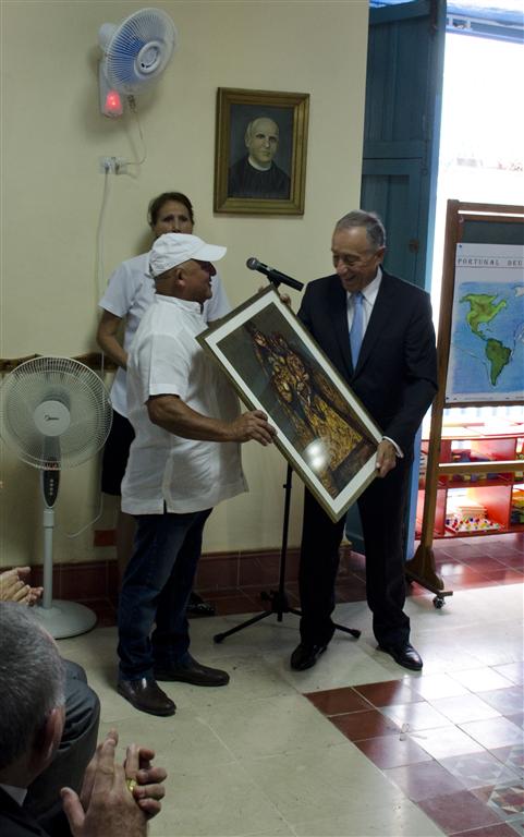 nelson dominguez entrega cuadro en guardería de niños (Medium)