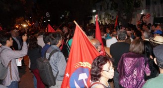 Chilenos frente a la Embajada de Cuba en Chile