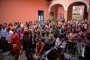 Cientos de personas colmaron el patio interior de la Casa de México (2) (Medium)