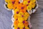 Cruz de flores de cempasúchiles anaranjadas