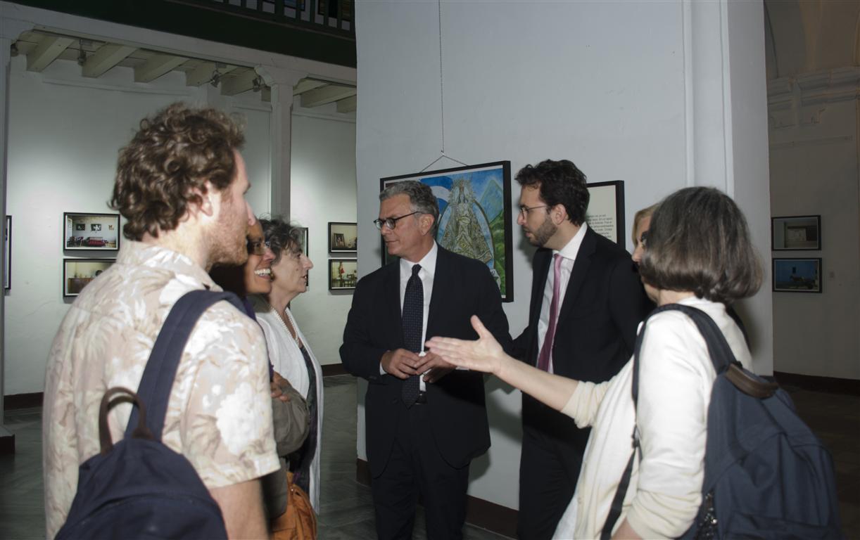 exposición de paolo simonazzi embajador recorre la muestra (Medium)