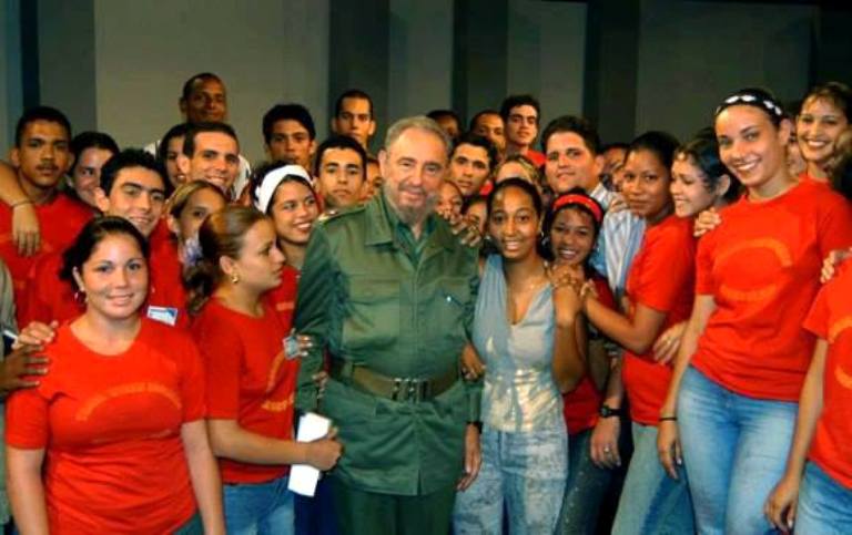 fidel-y-jovenes-cubanos