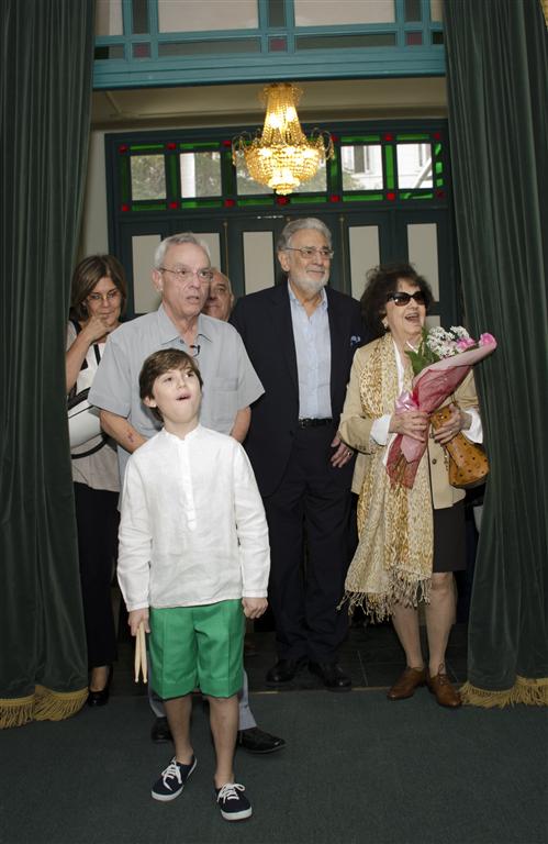 placido entrando a la sala del teatro (Medium)