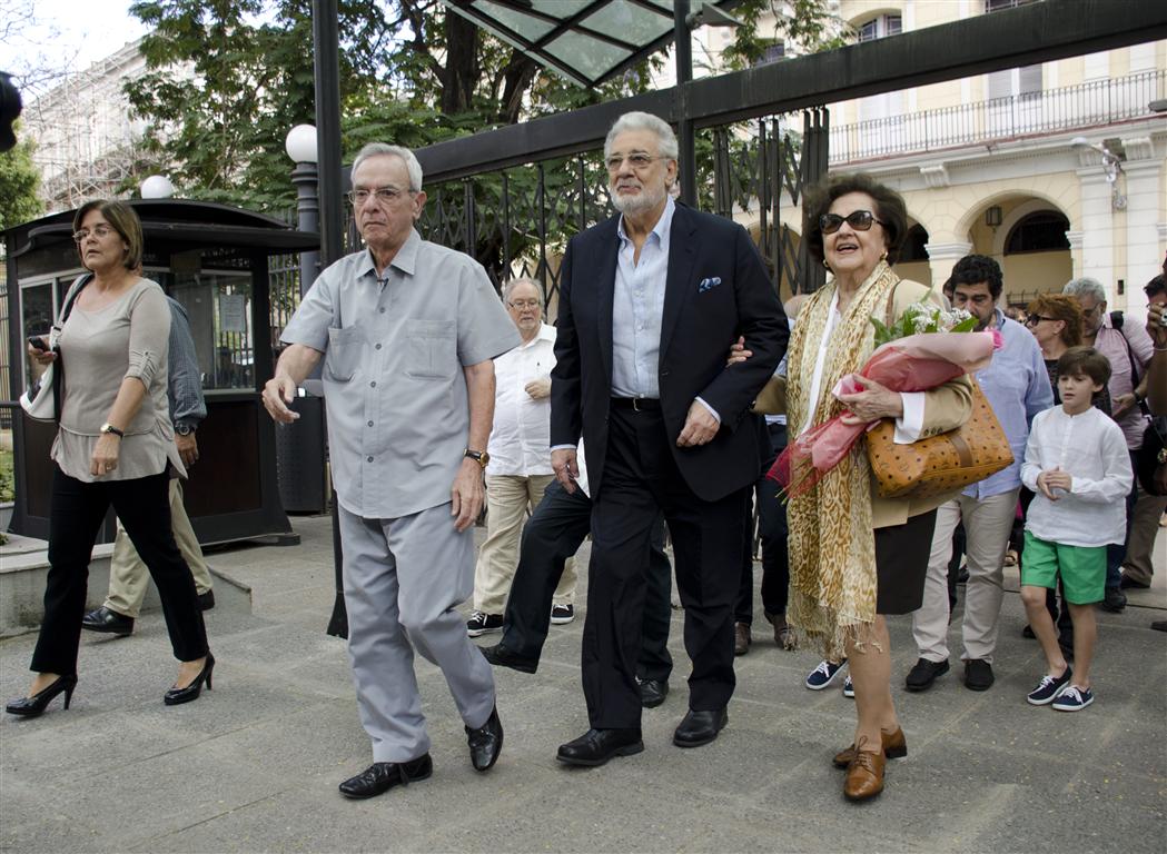 placido entrando al teatro martí (Medium)