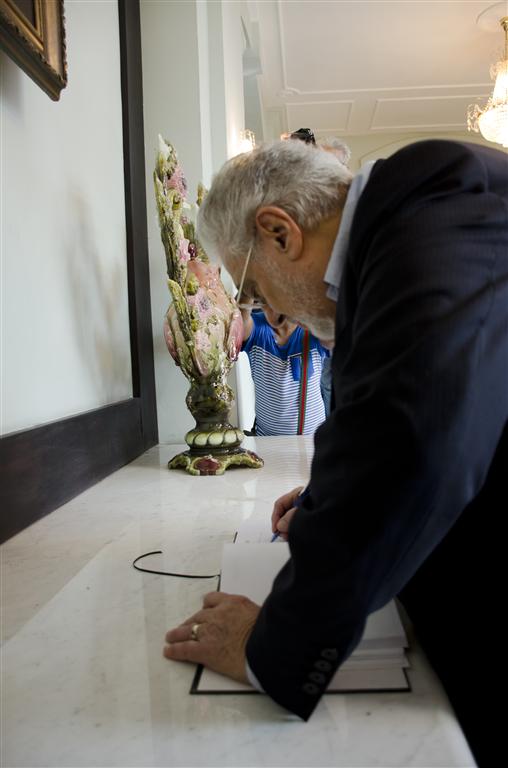 placido firma libro de visitantes teatro martí (Medium)