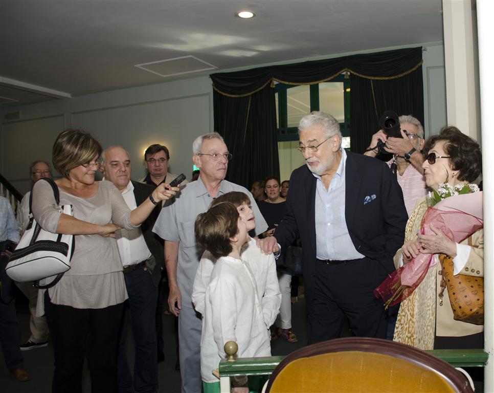 placido recorre teatro martí con su familia (Medium)