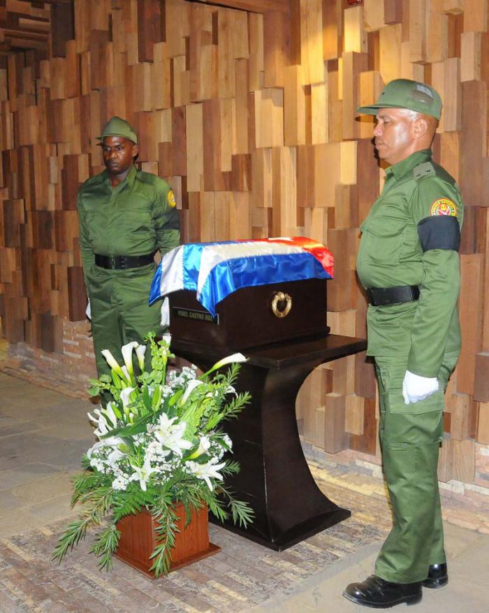En el mismo lugar donde Villa Clara custodia los restos mortales del Che descansa Fidel en la primera parada de su travesía. foto:Juvenal Balán