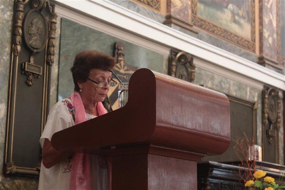Profesora Emérito de la UH Francisca López Civeira, uno de los autores del libro
