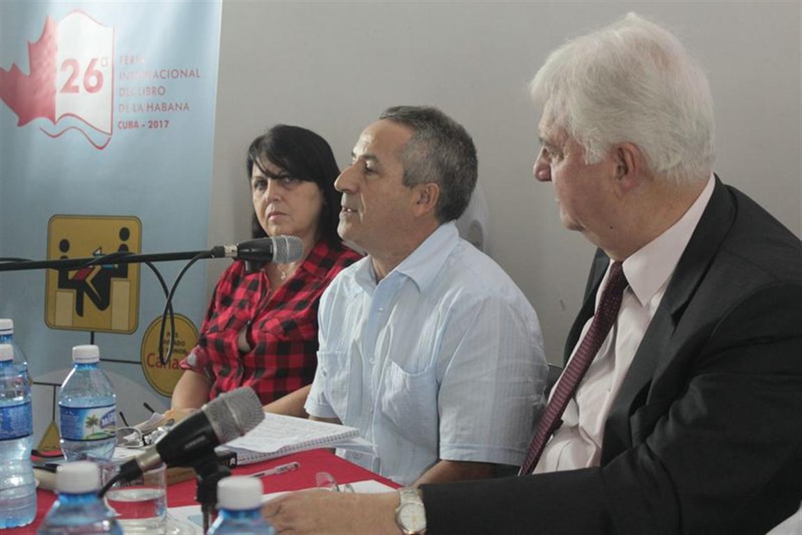En el centro, Juan Rodríguez Cabrera, Presidente del Instituto Cubano del Libro y de la FIL 2017