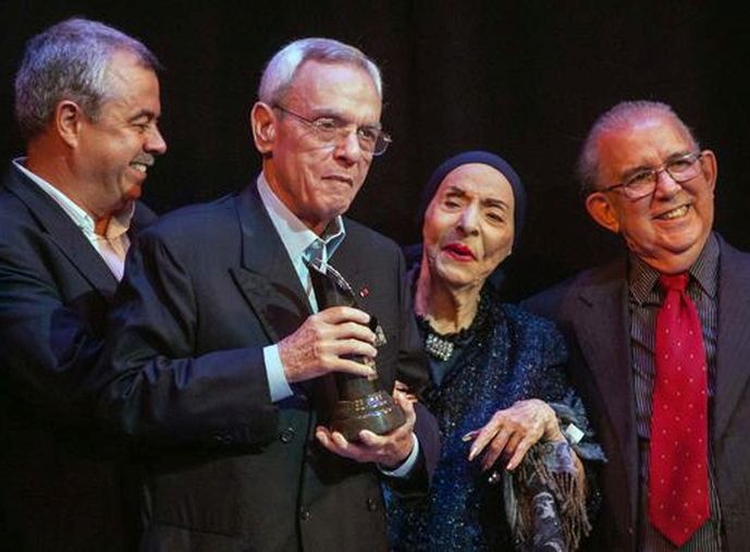 Eusebio Leal Spengler (C. izq.), junto a la Prima Ballerina Assoluta Alicia Alonso (C. der.), directora del Ballet Nacional de Cuba, luego de recibir el Premio del Gran Teatro de La Habana "Alicia Alonso", el 1 de enero de 2017. ACN FOTO/Diana Inés RODRÍGUEZ RODRÍGUEZ/ogm