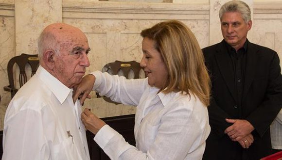 José Ramón Machado Ventura recibe la Orden Carlos J. Finlay de manos de Elba Rosa Pérez Montoya (C), Ministra de Ciencia, Tecnología y Medio Ambiente. Foto: ACN.