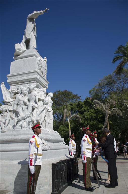 ante el monumento a josé martí embajador y consul (Medium)