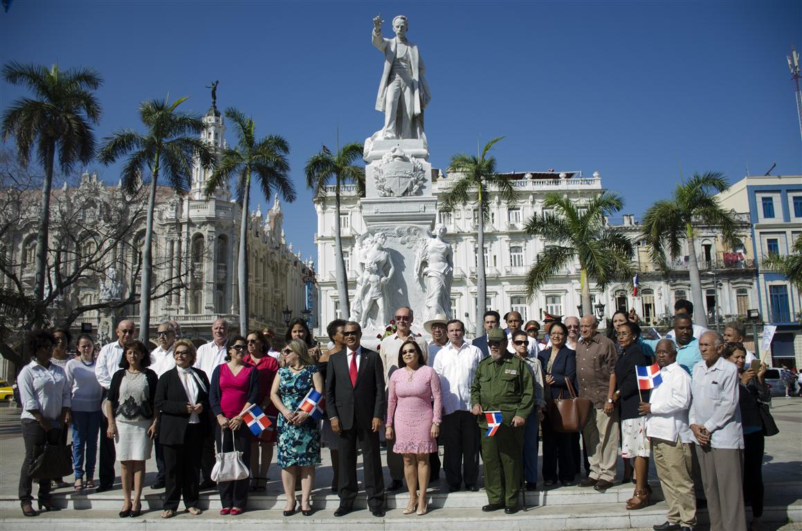 ante el monumento a josé martí parque central (Medium)