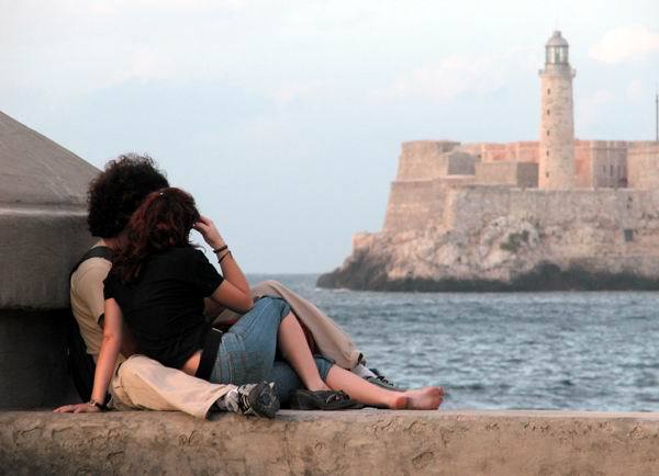 pareja-jovenes-malecon-habana
