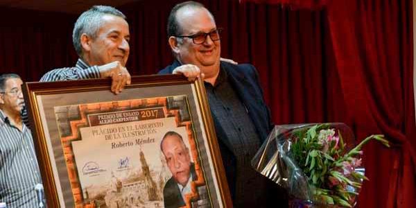 Roberto Méndez recibe el Premio Alejo Carpentier de Ensayo, de manos Juan Rodríguez Cabrera, presidente del Instituto Cubano del Libro, en ceremonia efectuada en la sala Nicolás Guillén, de la Fortaleza de San Carlos de La Cabaña. Foto: Rafael Fernández Rosell/ACN