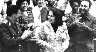 Participa en la clausura del III Congreso de la Federación de Mujeres Cubanas, a su lado Vilma Espín Guillois, Secretaria de la FMC y el General de Ejército Raúl Castro Ruz, 8 de marzo de 1980. Foto: Sitio Fidel Soldado de las Ideas/ Diario Juventud Rebelde