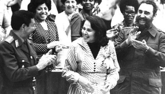Participa en la clausura del III Congreso de la Federación de Mujeres Cubanas, a su lado Vilma Espín Guillois, Secretaria de la FMC y el General de Ejército Raúl Castro Ruz, 8 de marzo de 1980. Foto: Sitio Fidel Soldado de las Ideas/ Diario Juventud Rebelde