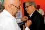 El presidente de la Upec, Antonio Moltó impone la Distinción a otro de los condecorados (Foto: YAG)