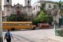 La iglesia y el edificio de la escuela a la derecha