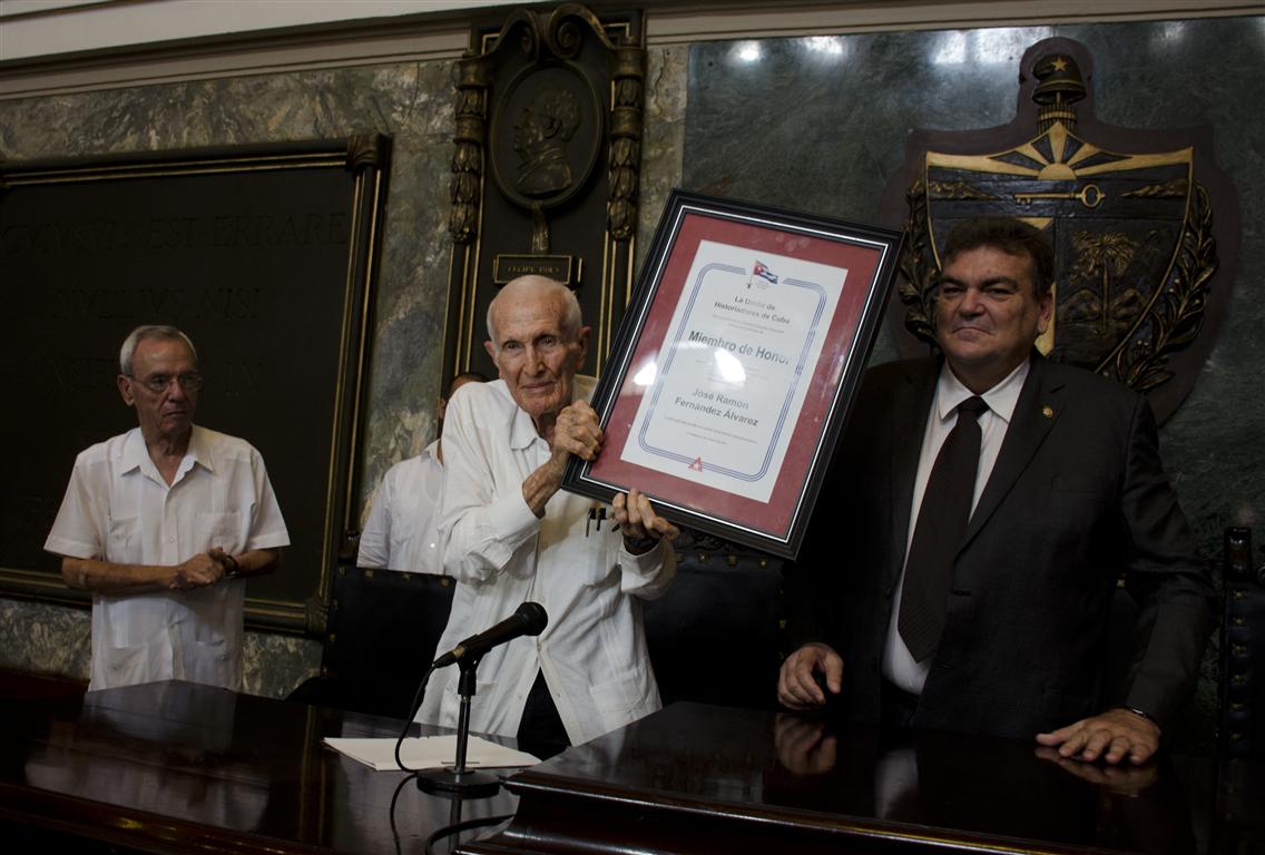 Jose Ramon Fernandez receives the 2017 National Prize for Pedagogy.