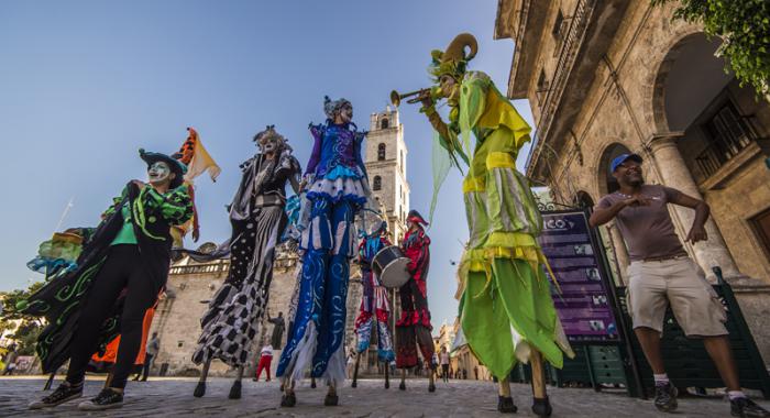 El contacto con la gente es uno de los mayores tesoros que le brinda la urbe a los turistas. Foto: Cortesía del Mintur