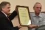 José Alexis Ginarte Gato, presidente de la Unión Nacional de Juristas de Cuba, entrega al Dr. Eusebio Leal el reconocimiento Mallete Martiano, que otorga la UNJC, durante la inauguración del Octavo Congreso, en el Palacio de Convenciones, en La Habana, el 7 de junio de 2017.  ACN FOTO/Marcelino VÁZQUEZ HERNÁNDEZ/ogm