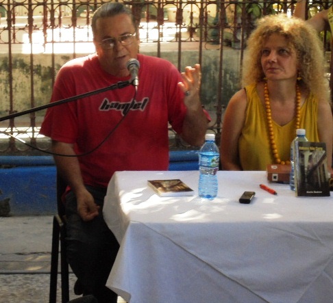 Karla y su presentador
