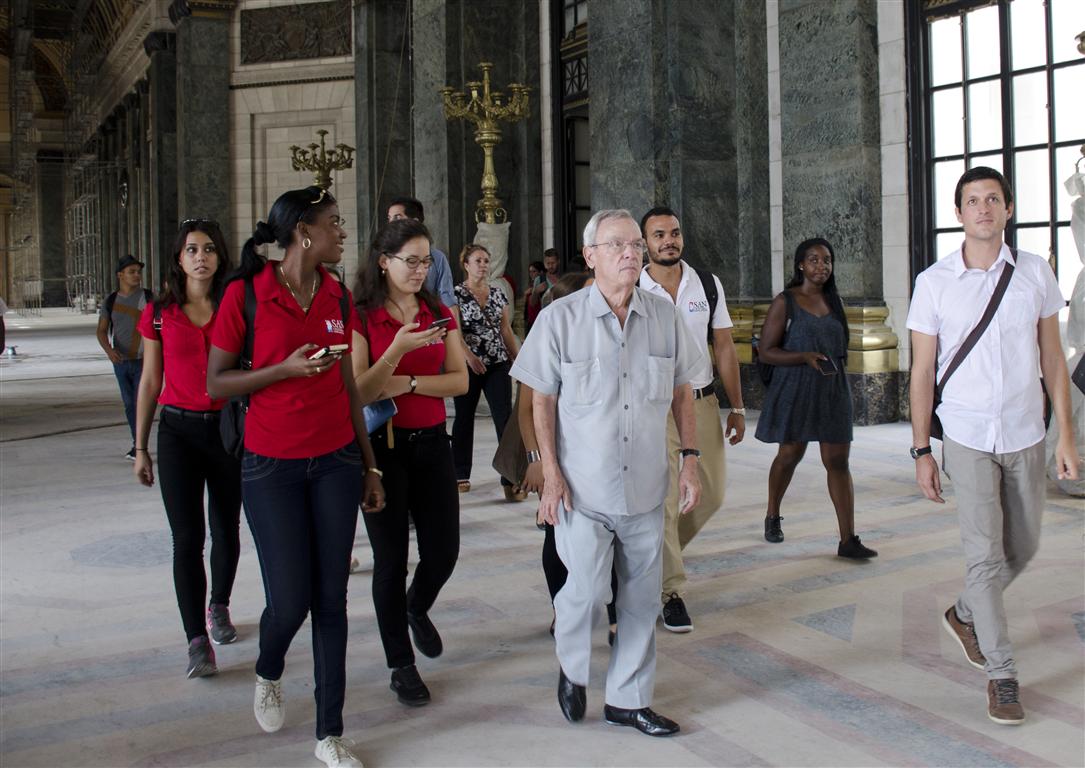 RECORRIDO CON JÓVENES POR EL CAPITOLIO 15 (Medium)